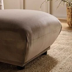 Gianni Pouffe, Mink Velvet -Daals Shop BOSF 9678 TAUPE VEL STOOL scene2