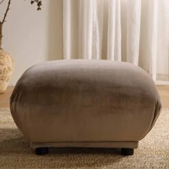 Gianni Pouffe, Mink Velvet -Daals Shop BOSF 9678 TAUPE VEL STOOL scene3